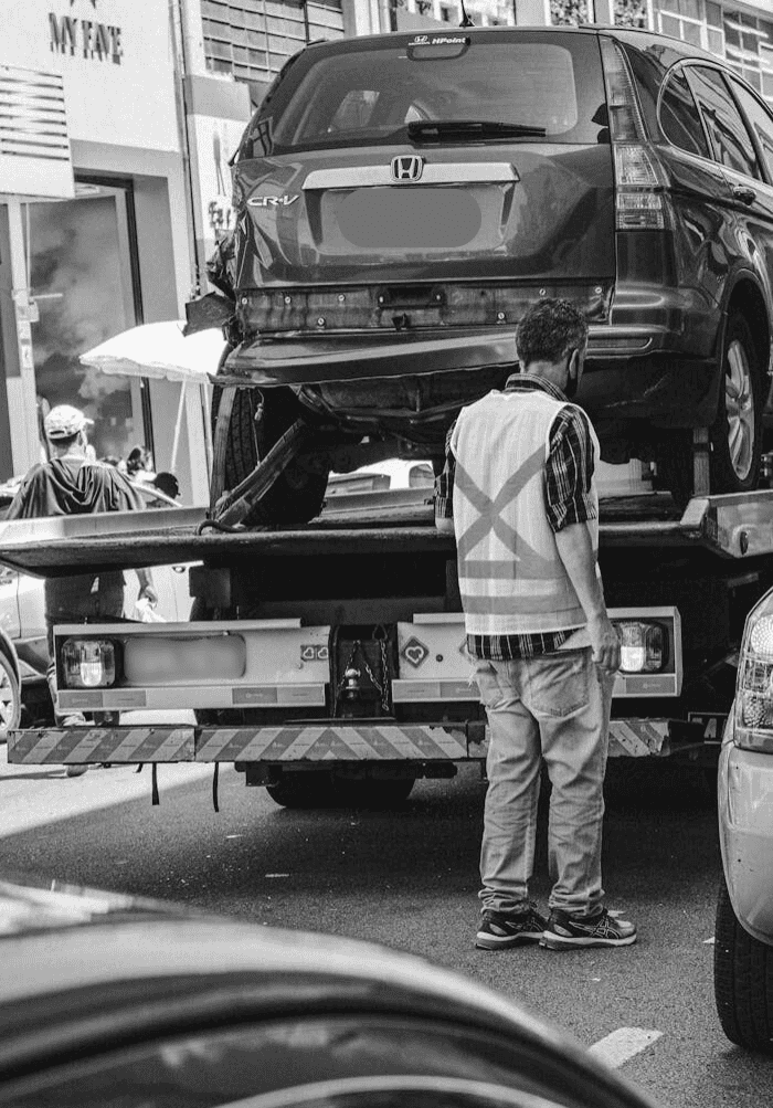 Servicio de grúa remolcando un coche averiado en Valencia 24 horas