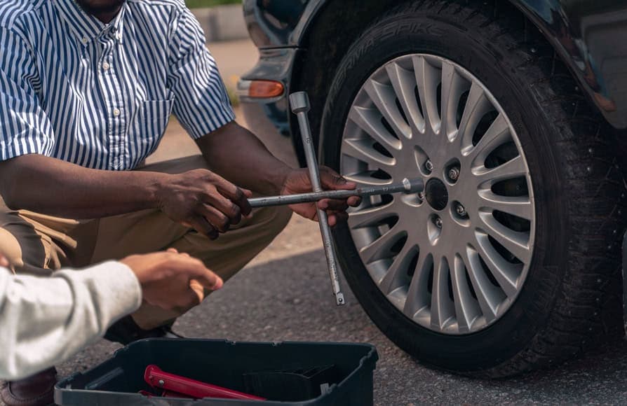 How to Change a Flat Tyre on the Road Safely: Step-by-Step Guide